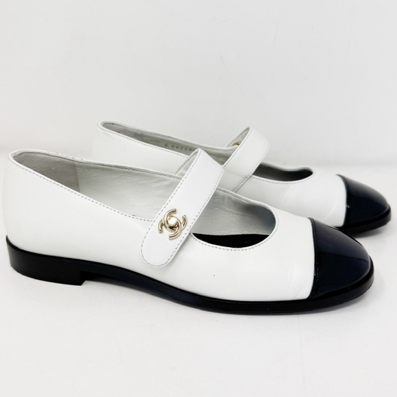 Chanel CC Logo Flats - Picture 2 of 7